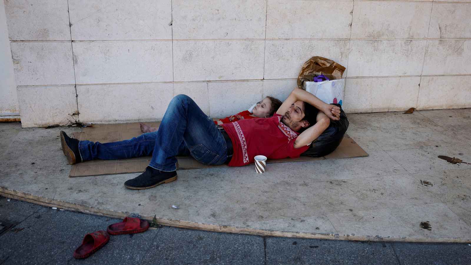 "ماذا فعلنا لننال هذه العقوبة؟".. لبنانيون يفرّون من جحيم القصف