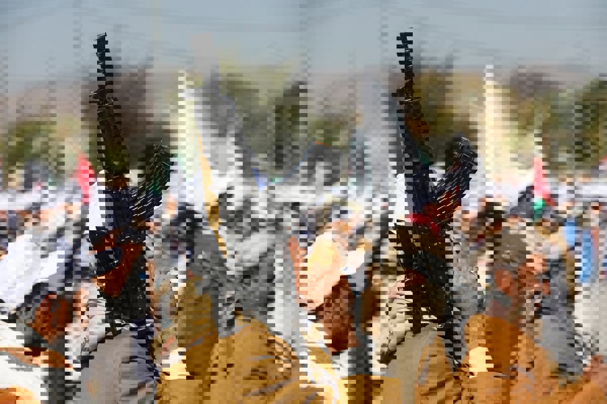 بالسجن أو الضرائب.. الحوثيون يضغطون على تجار اليمن لبيع وكالاتهم