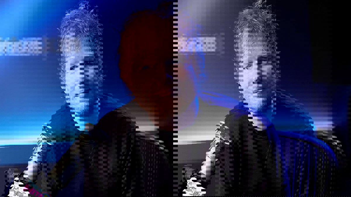 إد شيران يواجه اتهامات سرقة أدبية في أغنيته "ثينكينغ أوت لاود"
