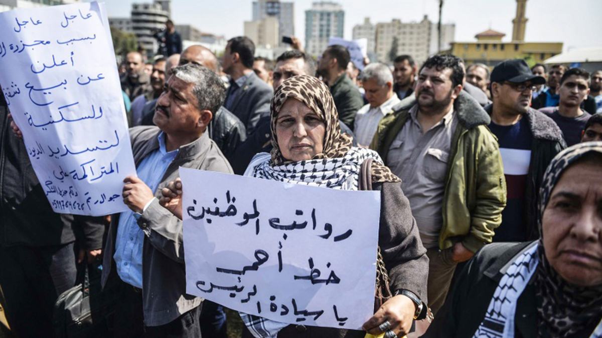 وقف السلطة الفلسطينية رواتب موظفيها