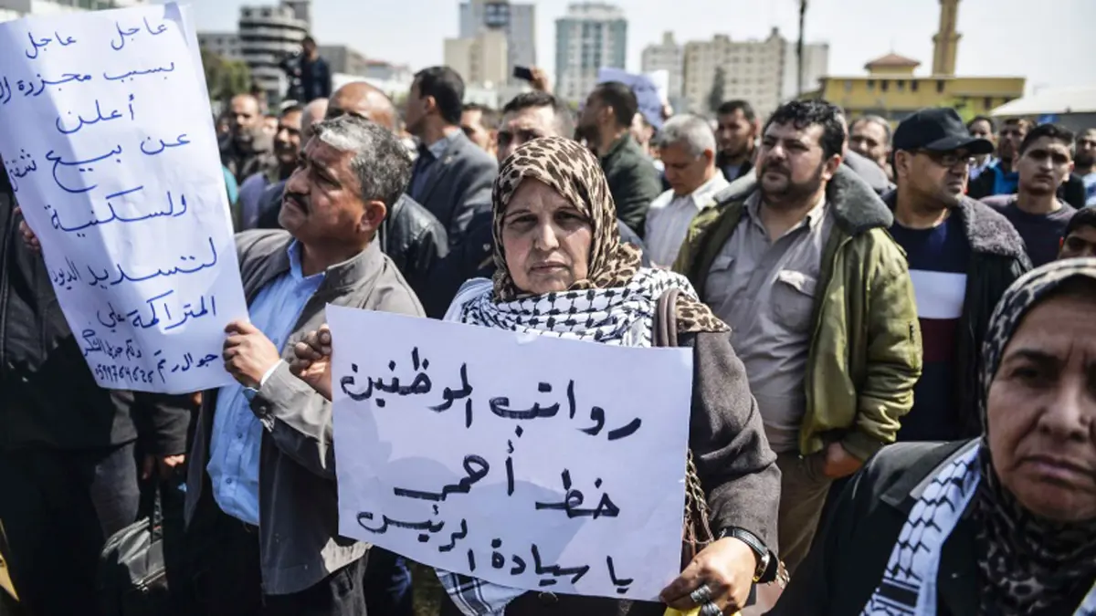 وقف السلطة الفلسطينية رواتب موظفيها