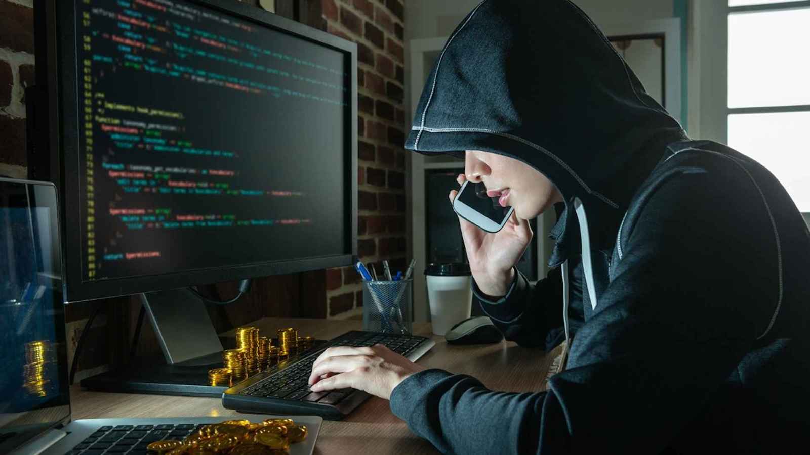 مصر.. عقوبة "غير مسبوقة" لشاب ابتز سيدة عبر "واتساب"