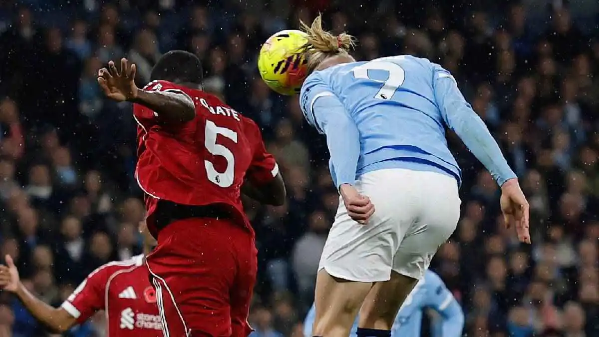 مانشستر سيتي يسحق ليفربول ويطارد آرسنال على صدارة الدوري الإنجليزي (فيديو)