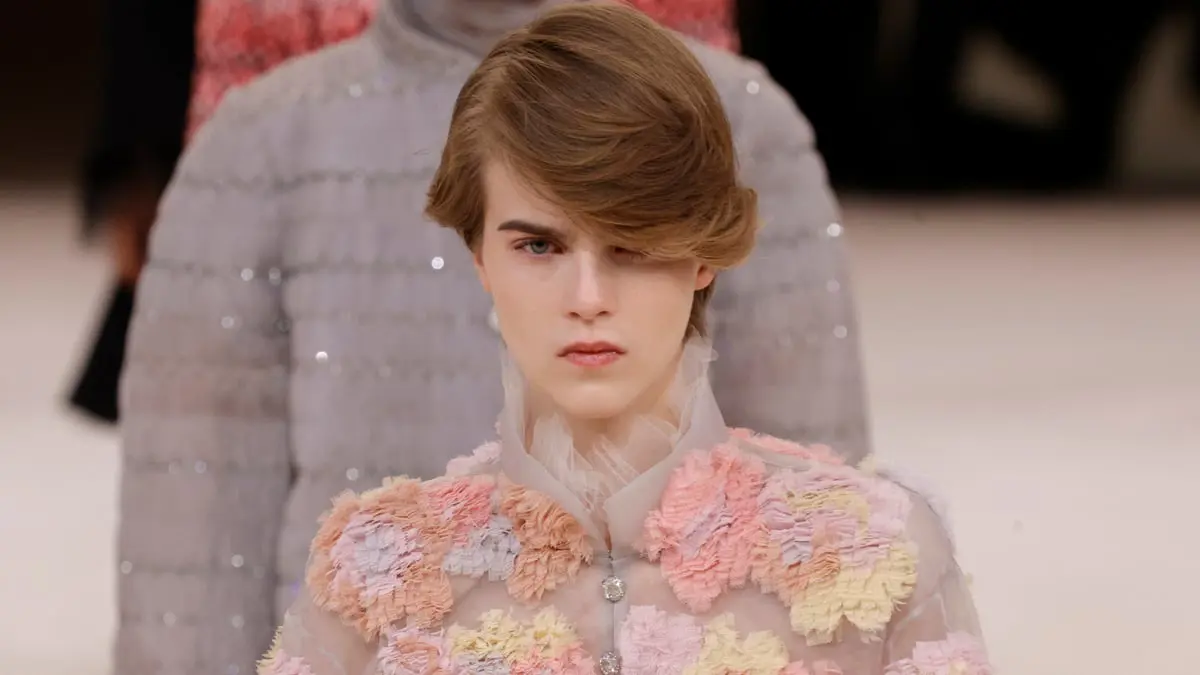 انطلاق أسبوع الموضة الباريسي.. وسكاباريللي تتخطى حدود التكنولوجيا 