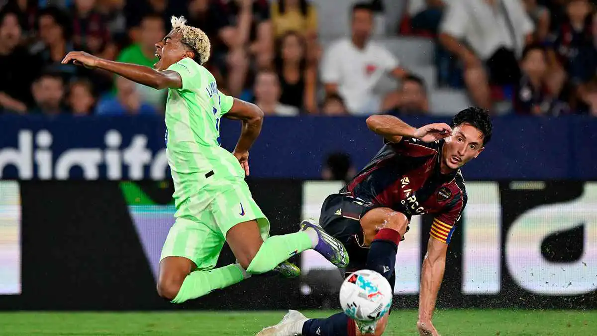 ضرب واستفزازات.. تصرف مثير من نجم ليفانتي لإيقاف لامين يامال (فيديو)