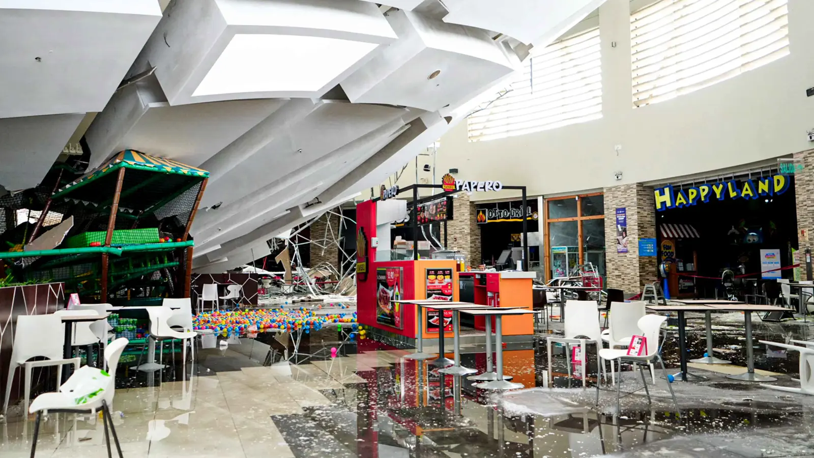 قتلى وعشرات الجرحى في انهيار "قاعة طعام" في البيرو