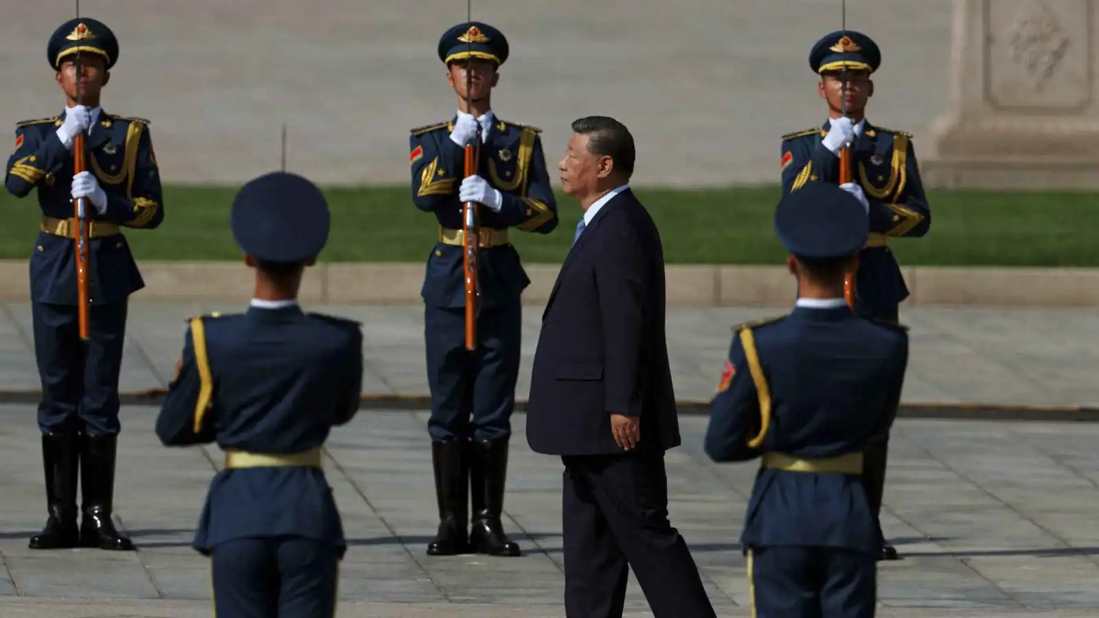 "نمور ورقية".. ما دلالات إقالة كبار ضباط الجيش الصيني تحت حكم شي؟