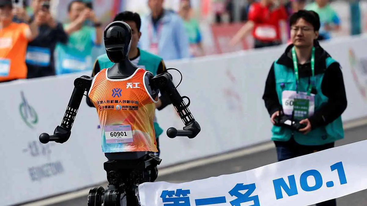 روبوتات تنافس البشر في نصف ماراثون بالصين (فيديو)