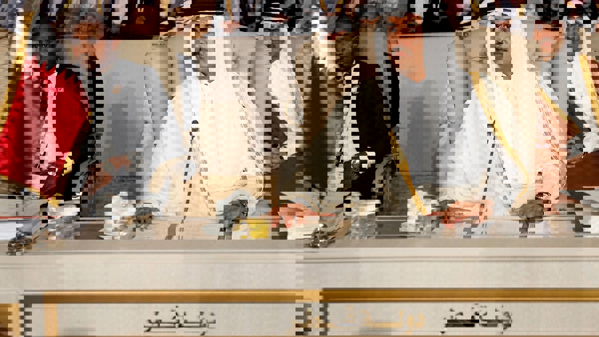 أمير قطر ينسحب من القمة العربية‎ (فيديو)