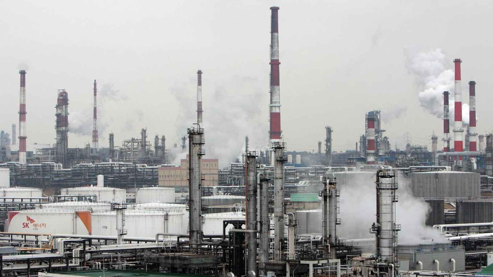 انفجار خزان نيتروجين في إيران.. دخان كبير يغطي سماء تبريز