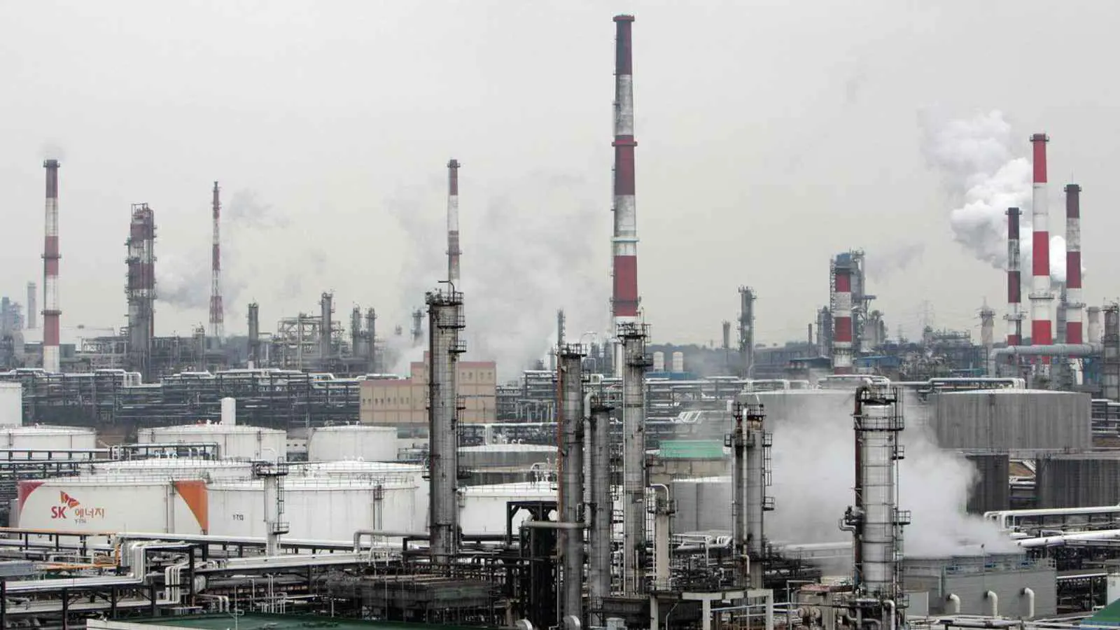 انفجار خزان نيتروجين في إيران.. دخان كبير يغطي سماء تبريز