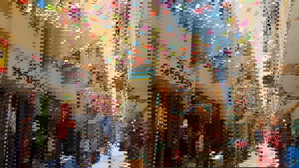 السلطات المصرية تزيل لوحات إعلانية "خادشة" من شوارع الغردقة