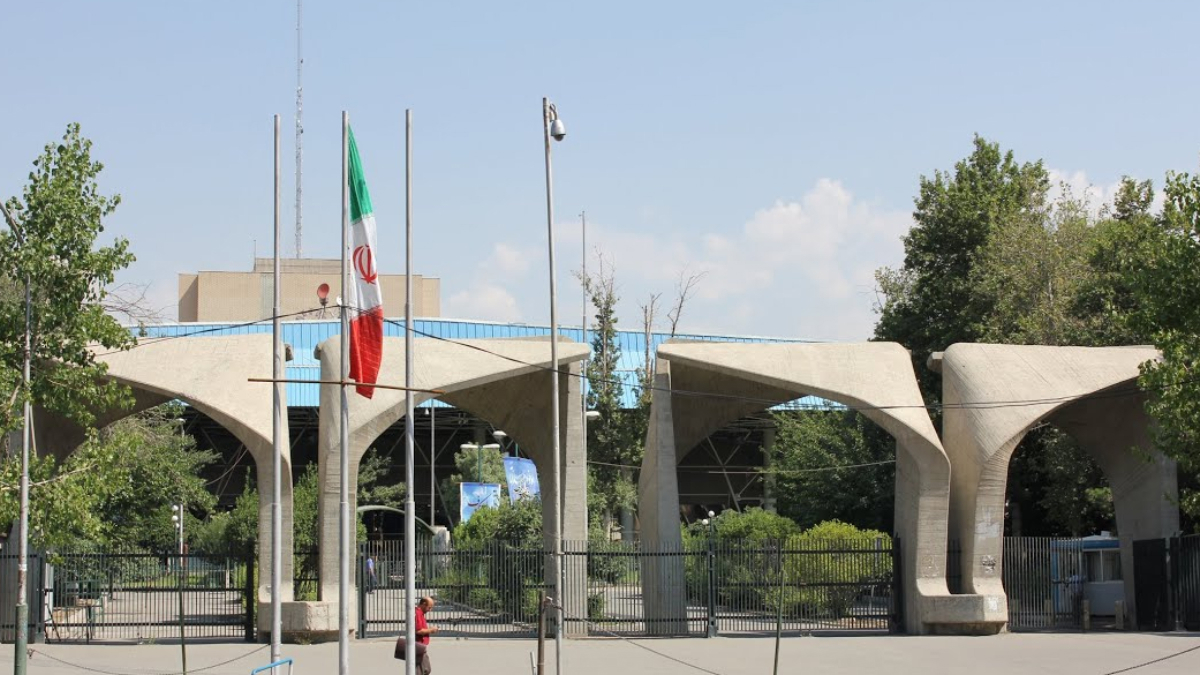 طهران تعتقل أستاذًا جامعيًا بلجيكيًا من أصول إيرانية