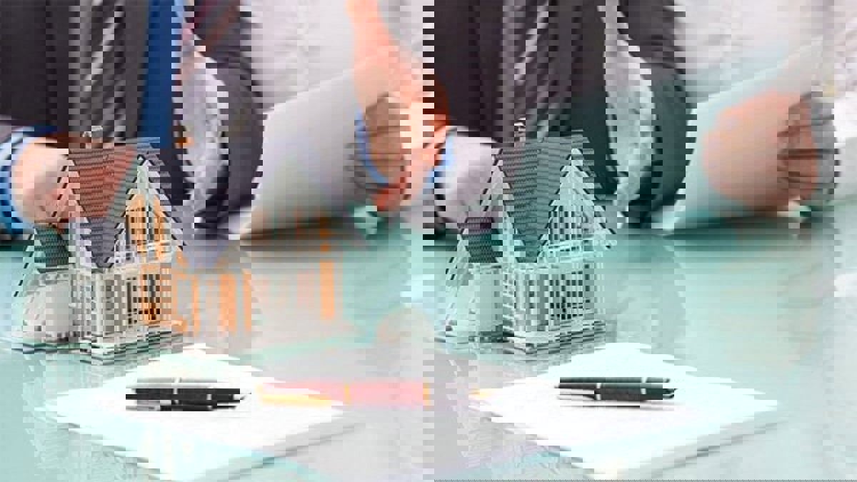 بيتكوين أم العقارات.. أيهما الخيار الأفضل للمستثمرين؟