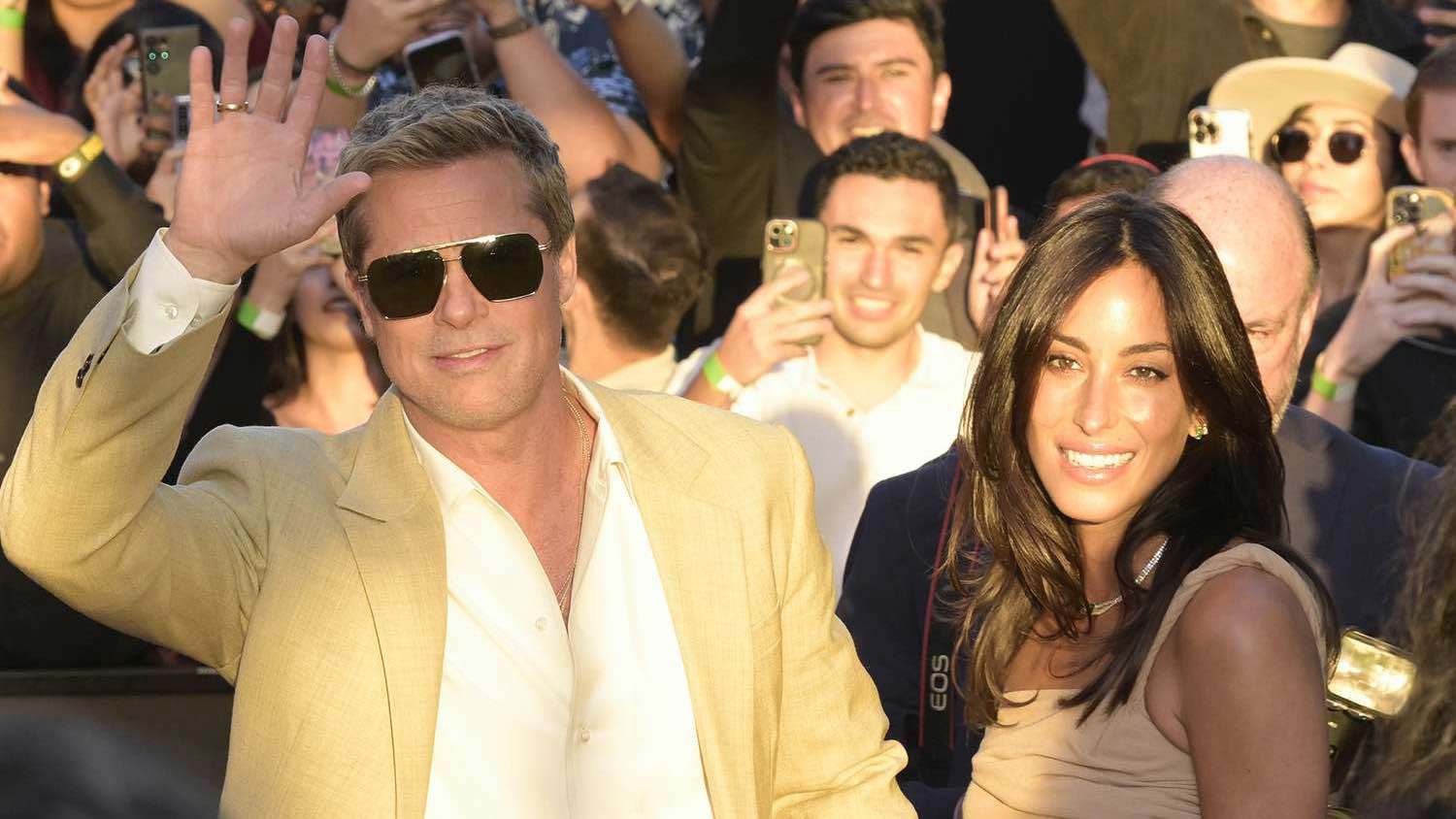 براد بيت يوجه رسالة سرية لإينيس دي رامون في إعلان السوبر بول (فيديو)