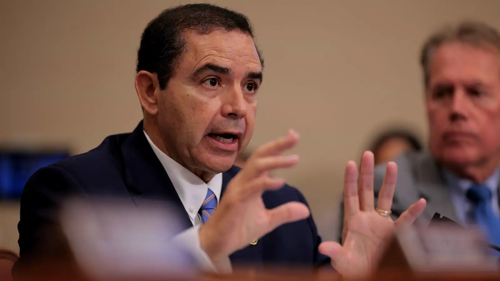 ترامب يعفو عن نائب ديمقراطي وزوجته بقضية رشوة وتآمر