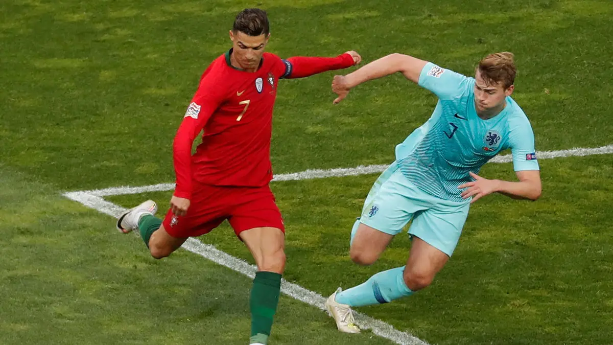 دي ليخت يضحك بعد عرض من كريستيانو رونالدو للانتقال إلى يوفنتوس (فيديو)