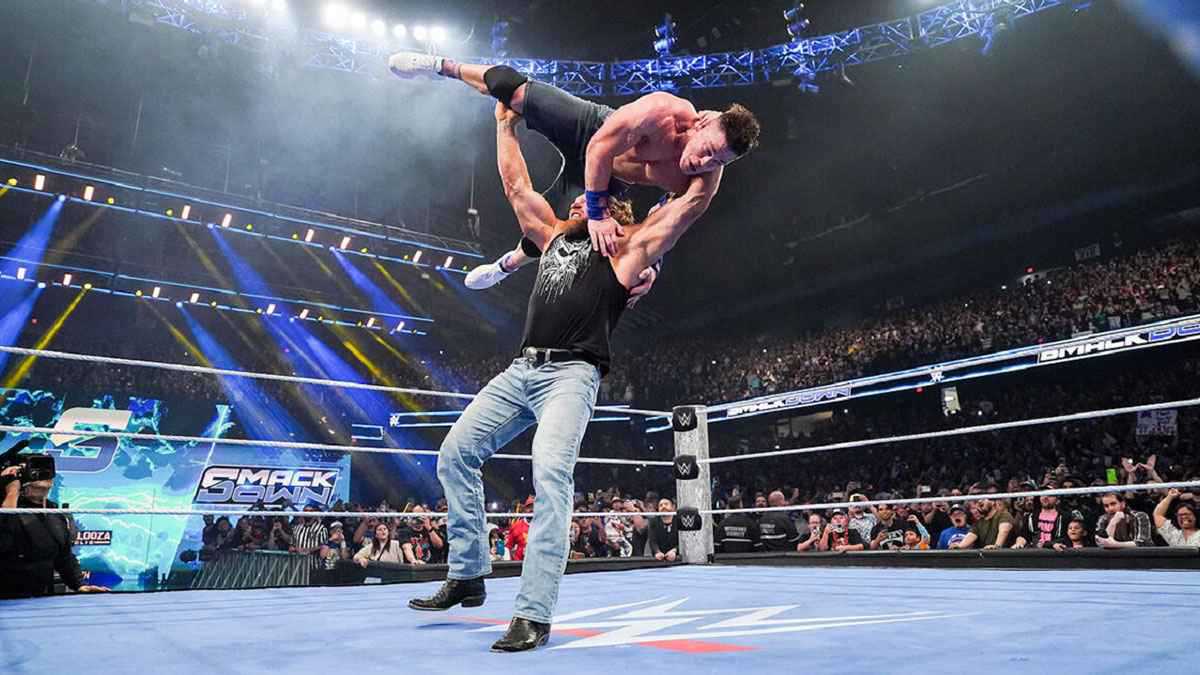 بروك ليسنر يقتحم الحلبة ويدمر جون سينا (فيديو)