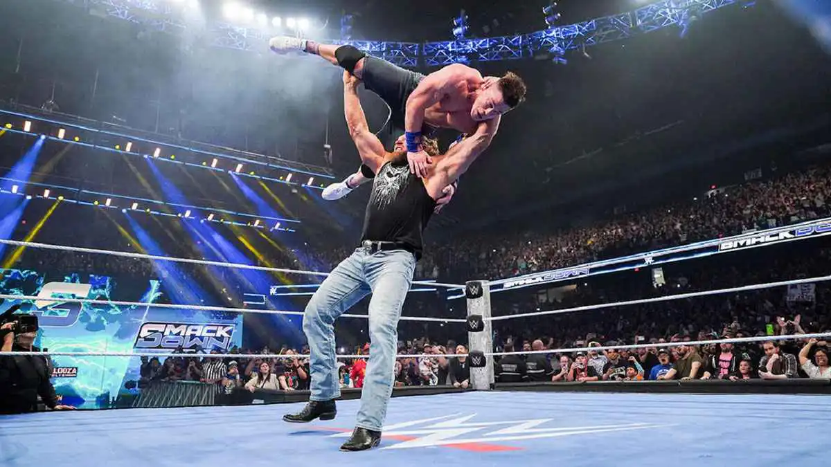 بروك ليسنر يقتحم الحلبة ويدمر جون سينا (فيديو)