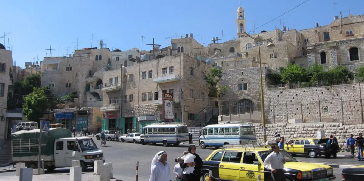 بسلاح خشبي.. مجهولان يسطوان على فندق في بيت لحم بالضفة الغربية