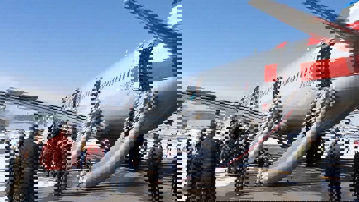 رائحة كريهة تجبر طائرة على إخلاء جميع ركابها