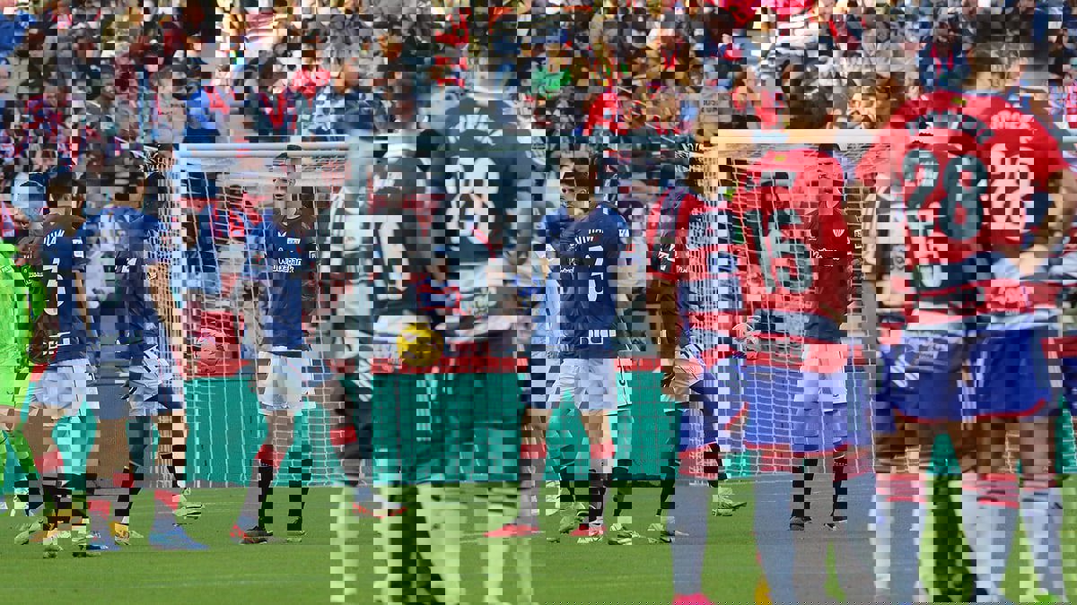 إلغاء مباراة غرناطة وأتلتيك بيلباو لوفاة أحد المشجعين في المدرجات