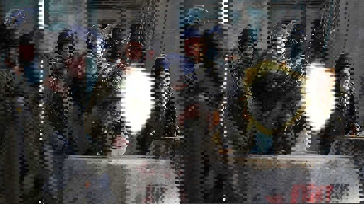 الاحتلال الإسرائيلي يغلق مناطق في الخليل ويستهدف شبانا بغزة