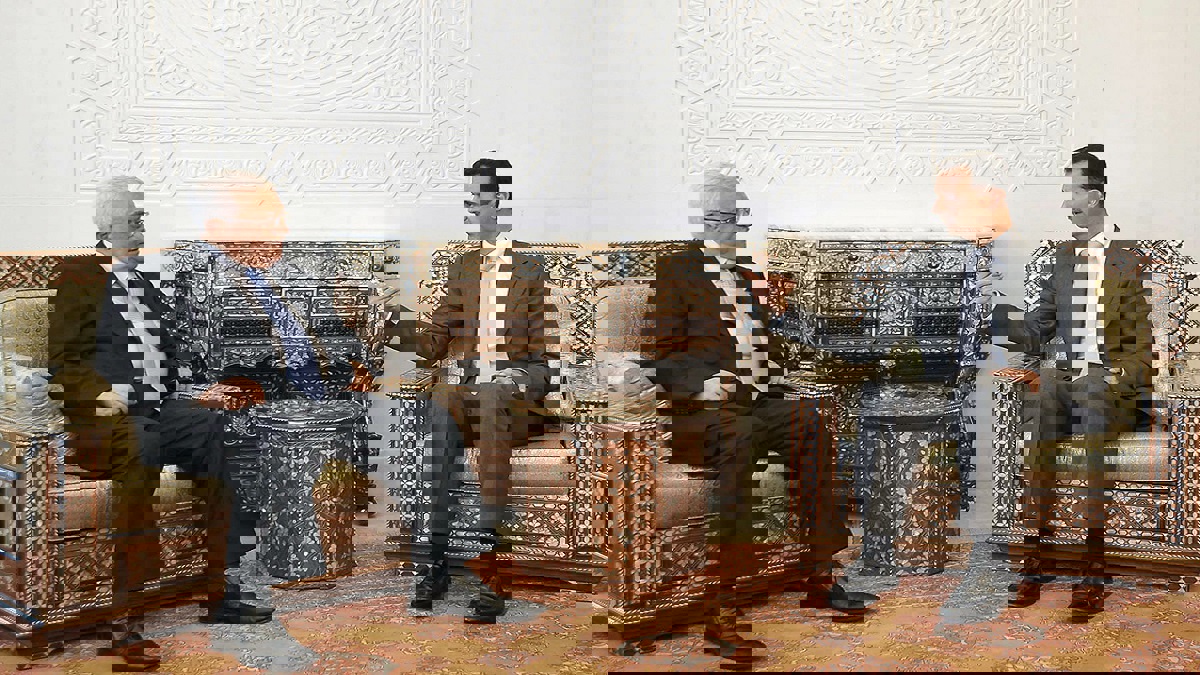 الأسد يهدي محمود عباس قرآناً مكتوباً بماء الذهب (صورة)