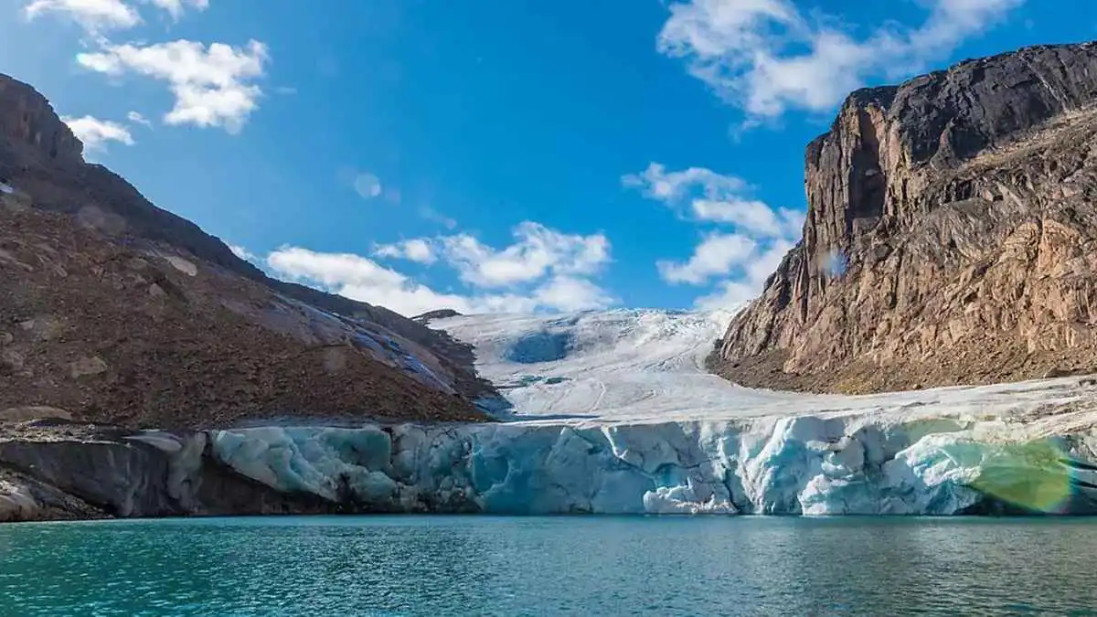 غرينلاند تتحدى التوقعات.. الأرض ترتفع وسطح البحر ينخفض