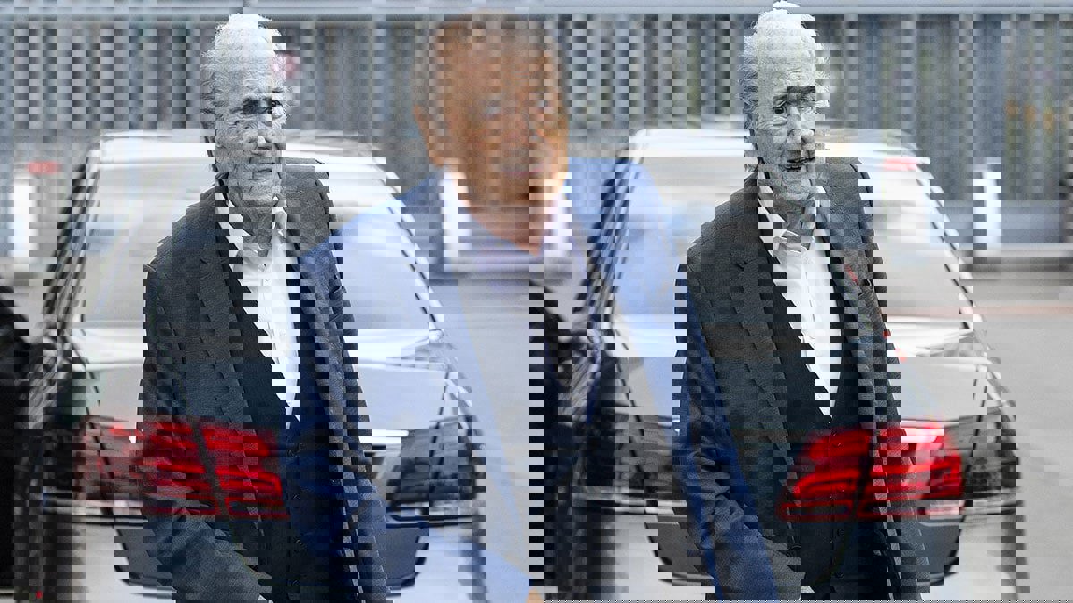 فيفا يعلن إيقاف بلاتر وجيروم فالكه من مزاولة جميع أنشطة كرة القدم لمدة 6 سنوات