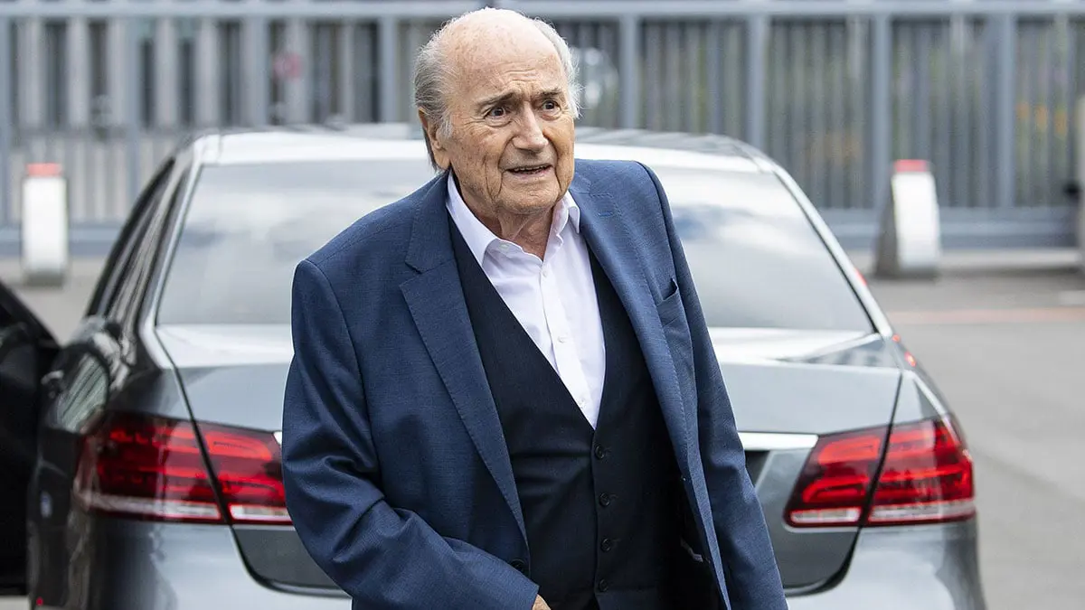 فيفا يعلن إيقاف بلاتر وجيروم فالكه من مزاولة جميع أنشطة كرة القدم لمدة 6 سنوات