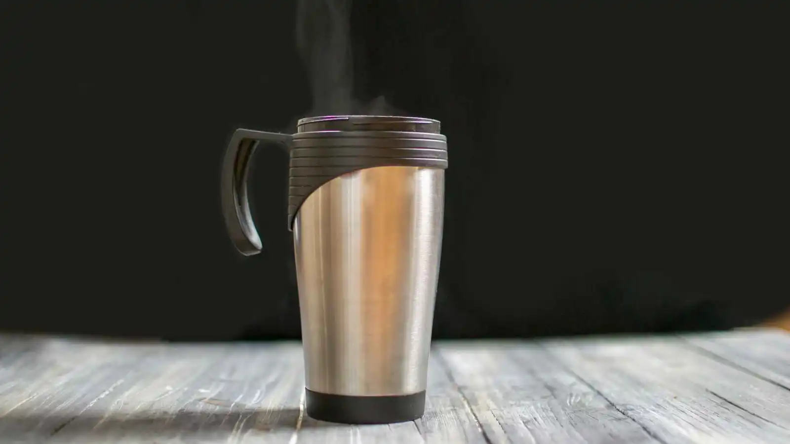 وفاة رجل بعد استخدامه الكوب الحراري نفسه 20 عاماً