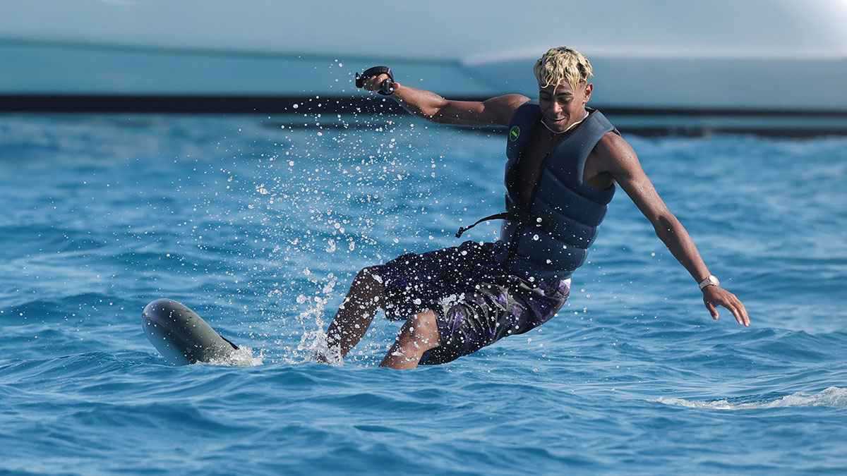 لن تصدق السبب.. ما الشيء الذي يحتفظ به لامين يامال في يخته الخاص؟ (صورة)