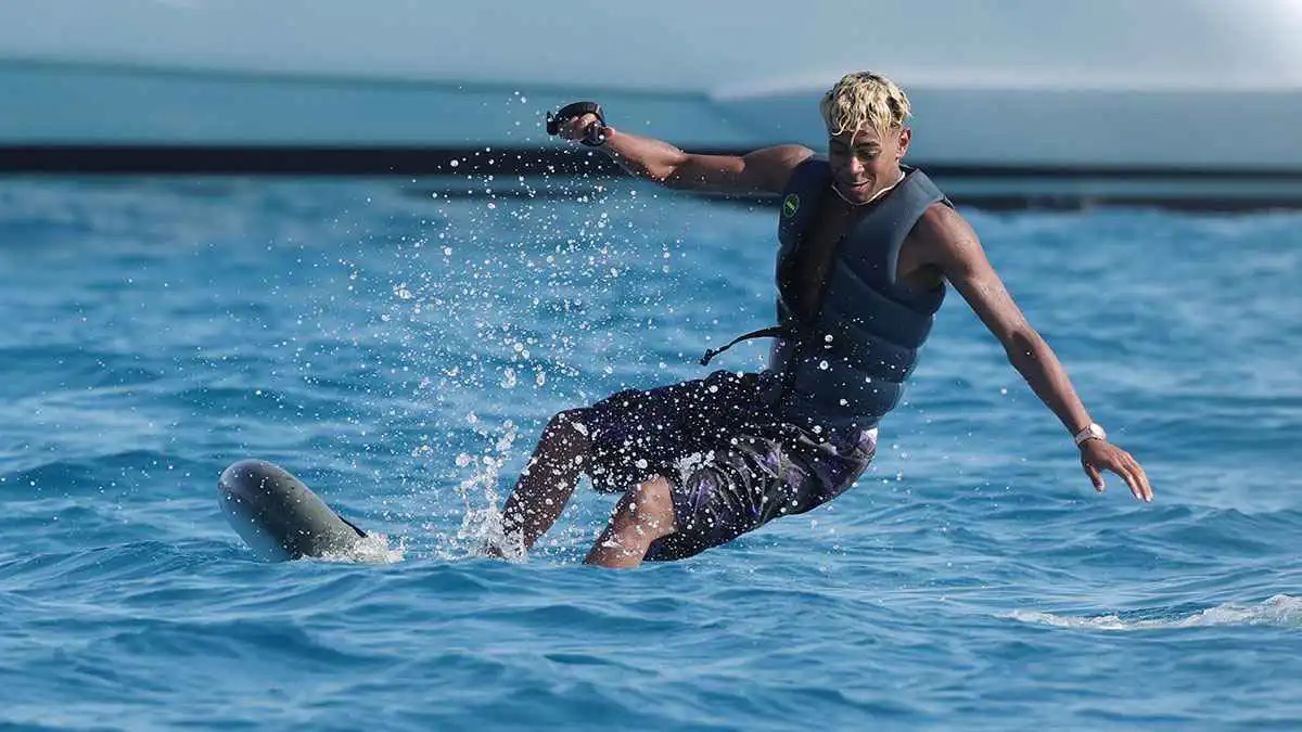 لن تصدق السبب.. ما الشيء الذي يحتفظ به لامين يامال في يخته الخاص؟ (صورة)