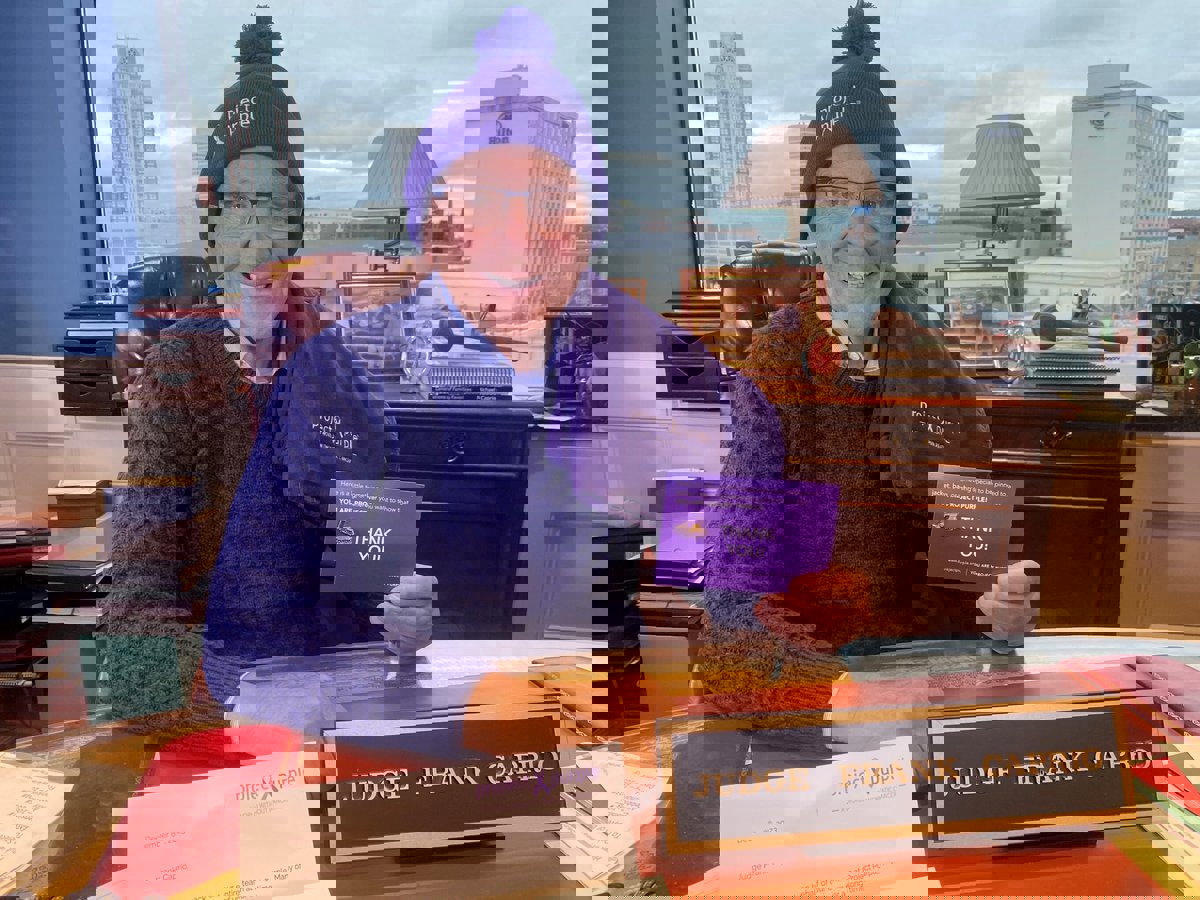 "القاضي الرحيم".. الأمريكي الشهير فرانك كابريو يهزم السرطان (فيديو)