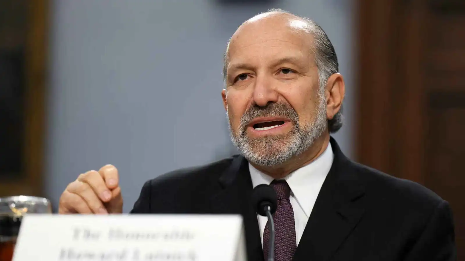 وسط دعوات لإقالته.. وزير التجارة الأمريكي ينفي وجود أي علاقة مع إبستين