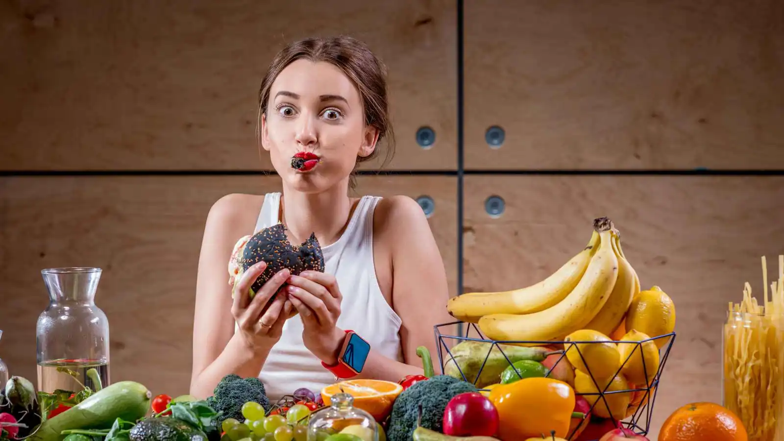 عادة سيئة توتّر الدماغ.. تحذير من مخاطر الأكل بسرعة