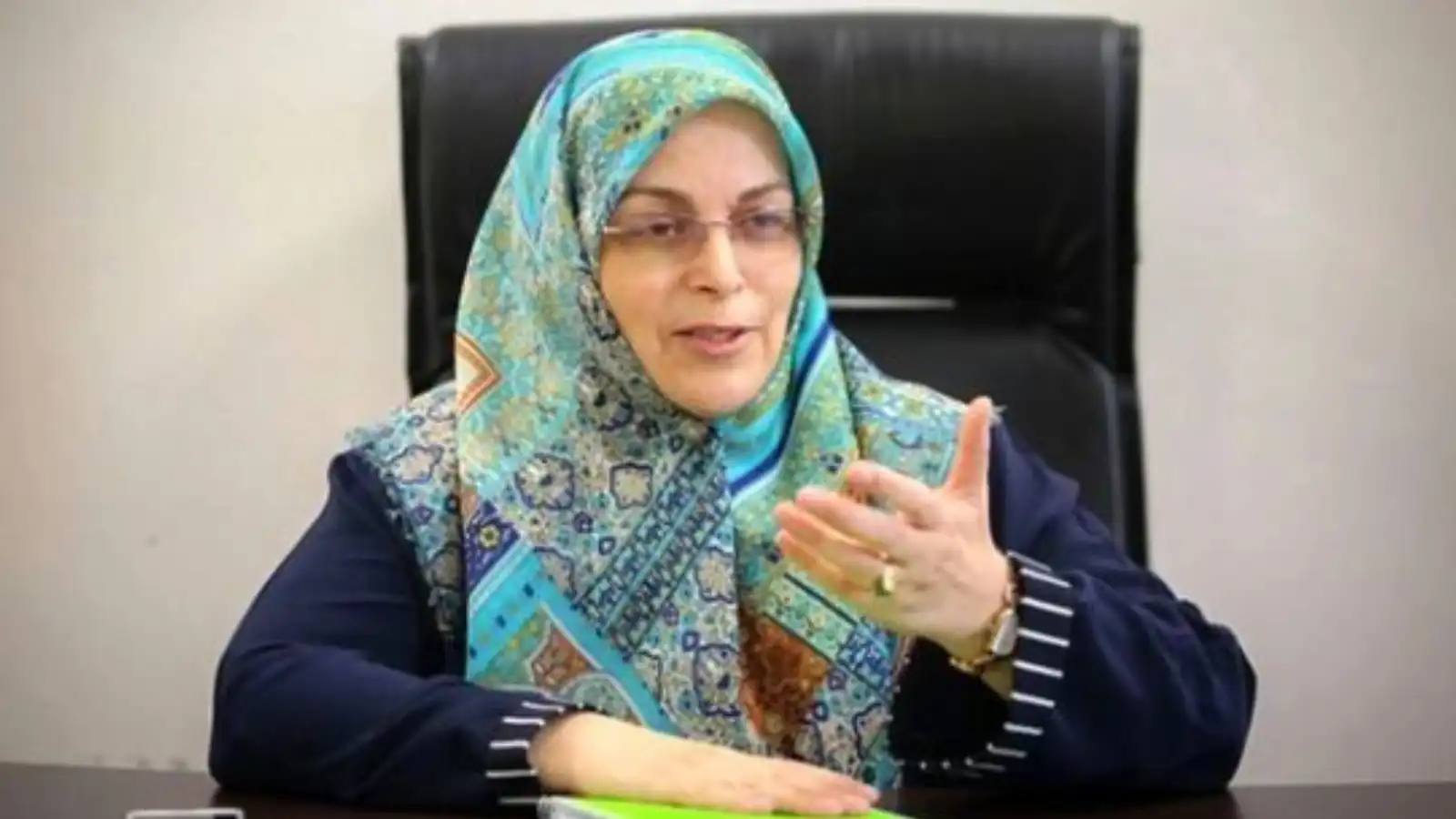 إيران.. الإفراج عن القيادية الإصلاحية آذر منصوري