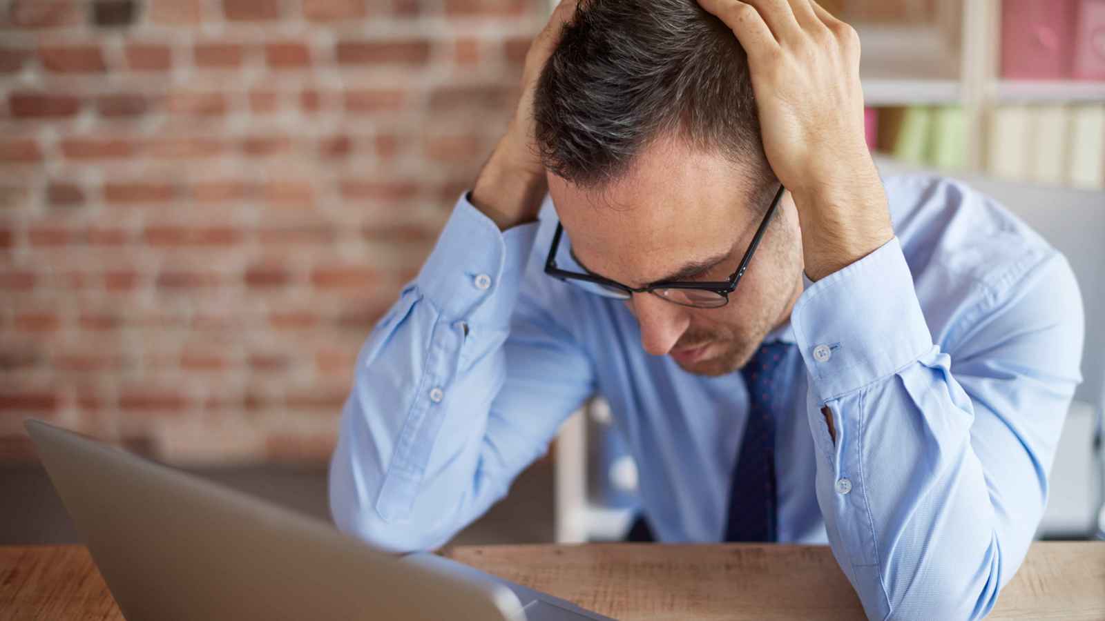 كيف يؤثر الشعور بالعزلة على استجابتك للتوتر؟