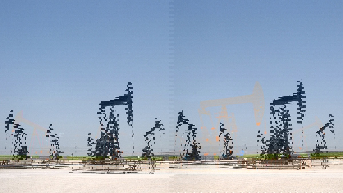 النفط يرتفع بفضل آمال بشأن اتفاق التجارة الأمريكي الصيني