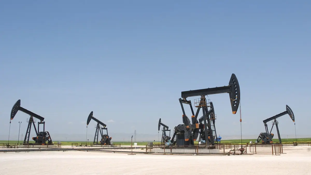 النفط يرتفع بفضل آمال بشأن اتفاق التجارة الأمريكي الصيني