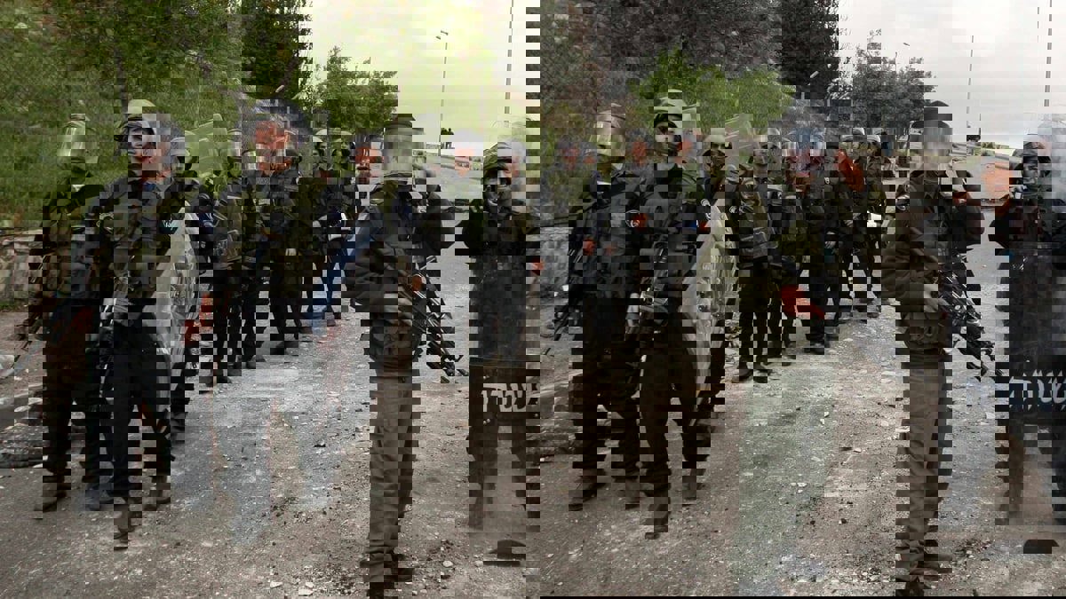 الاحتلال يقتحم مدرسة في الخليل ويصيب عددًا من طلابها