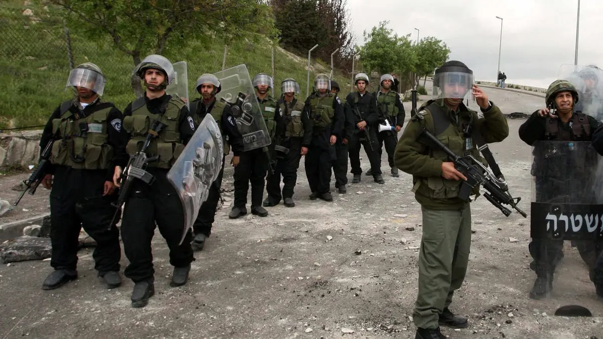 الاحتلال يقتحم مدرسة في الخليل ويصيب عددًا من طلابها