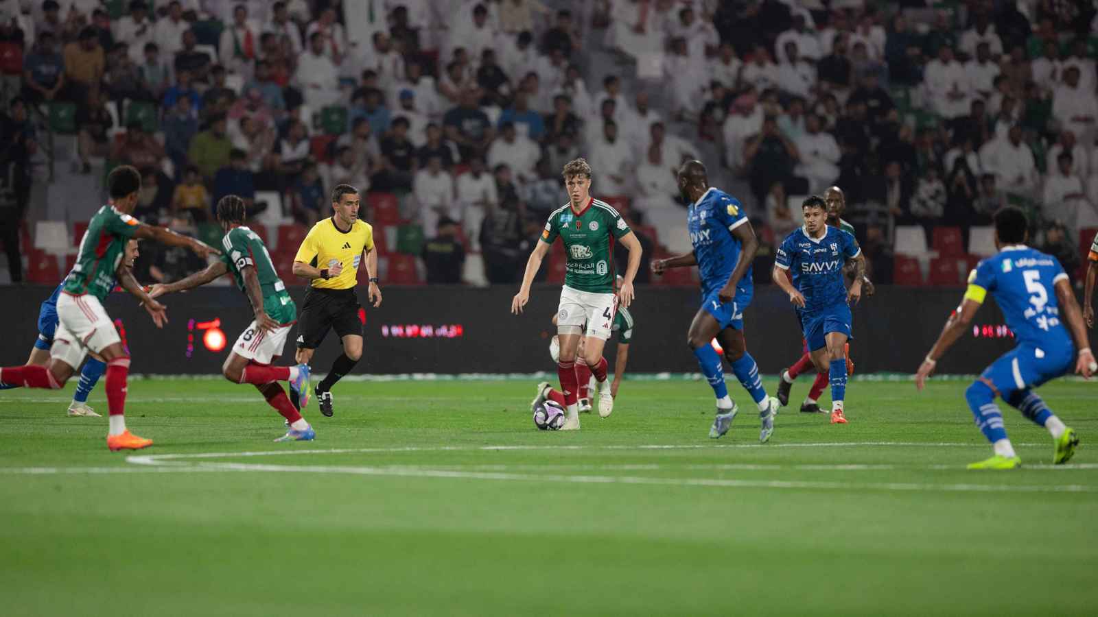 الاتحاد السعودي يعلن آلية استقدام الحكام الأجانب في الموسم الجديد