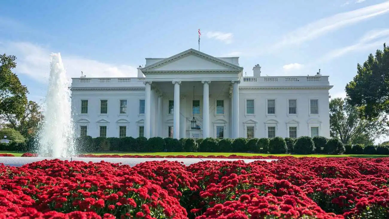 فيديو غامض لحقيبة تُرمى من البيت الأبيض تُثير التكهنات.. ما قصتها