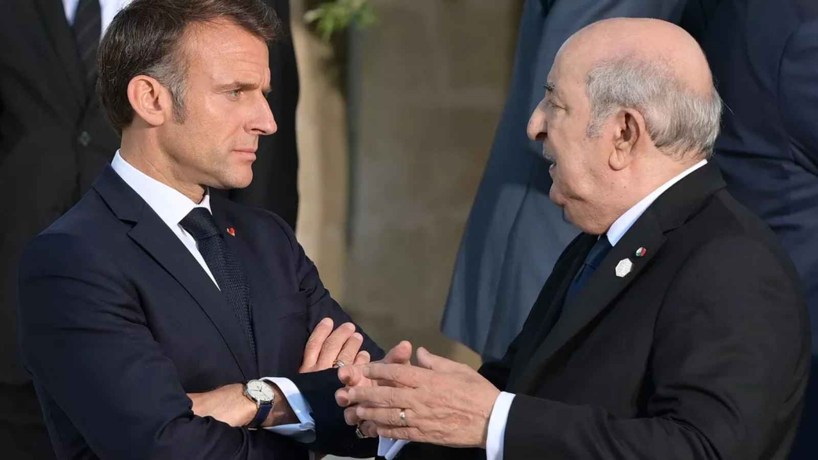 ببيان شديد اللهجة.. الجزائر تلزم 12 دبلوماسيا فرنسيا بمغادرة أراضيها