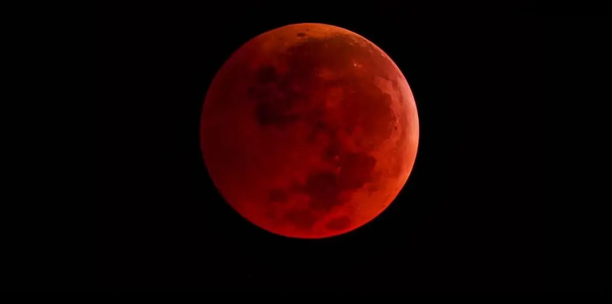 القمر الدامي يهيمن على السماء الليلة في أطول خسوف في القرن 21