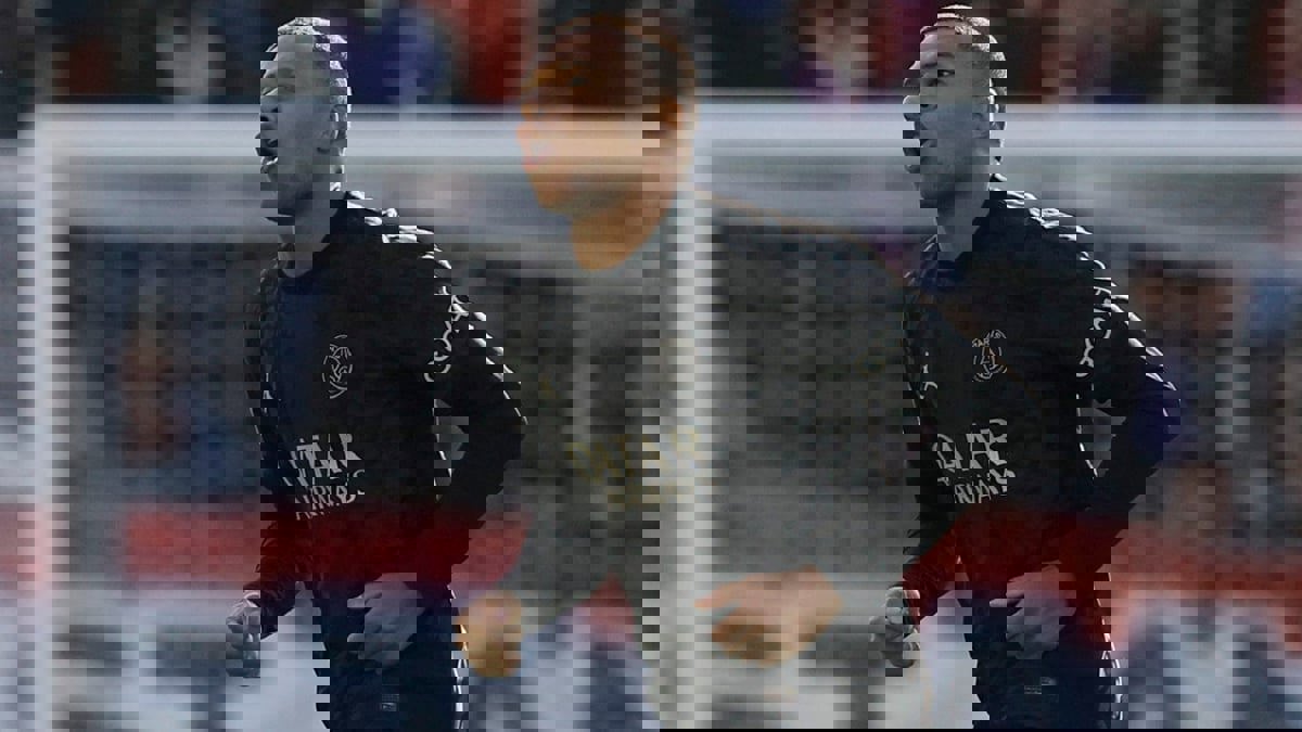 مبابي يدافع عن أشرف حكيمي ويطالب جماهير بريست بالصمت (فيديو)