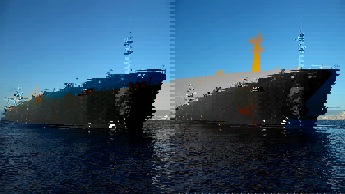 ناقلة نفط إيرانية تفرغ حمولة زيت وقود في سوريا قبل نقلها للبنان