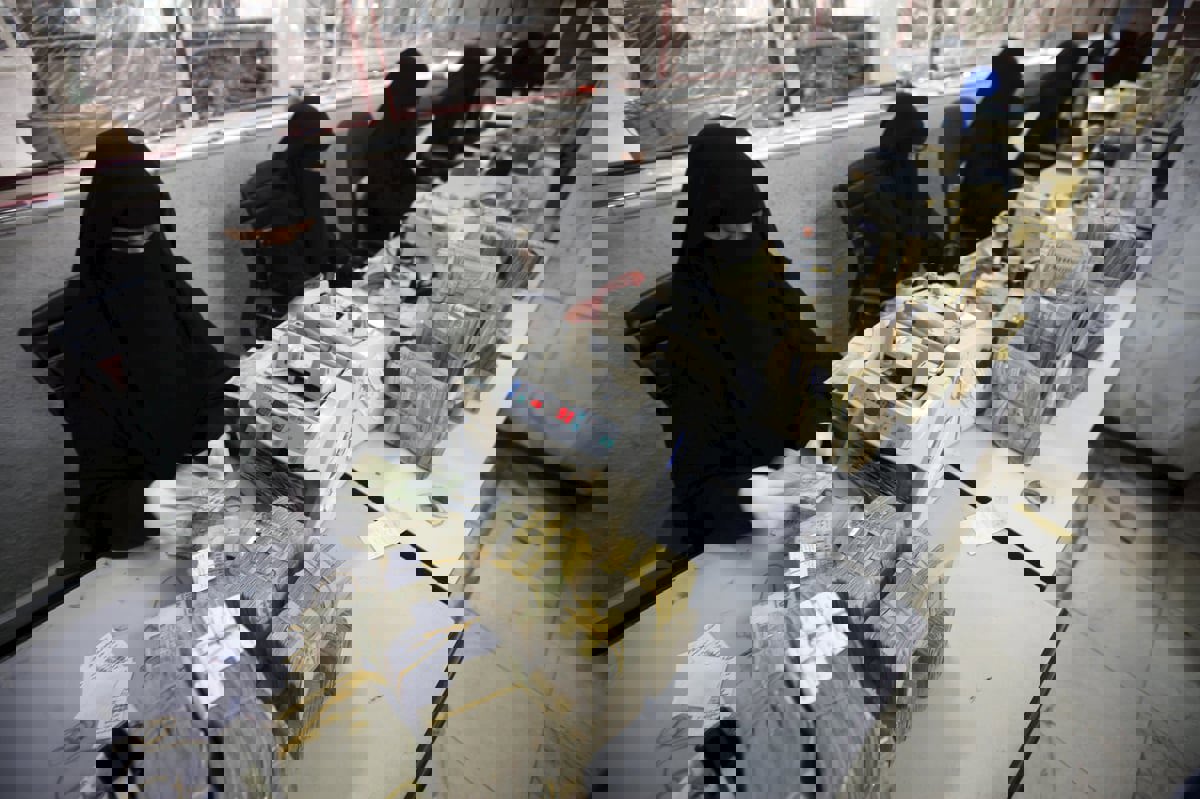 المركزي اليمني ينفذ أول عملية ترحيل خارجي للعملات الأجنبية